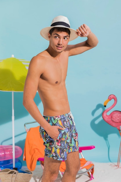 Junger Mann in Badebekleidung am Strand