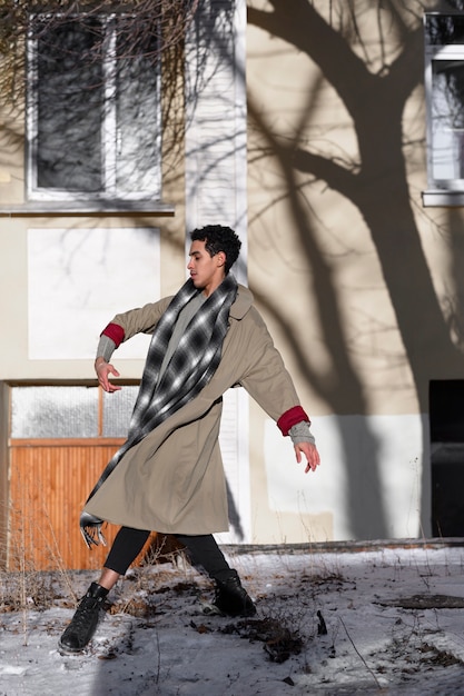 Junger Mann in eleganter Position des Balletts