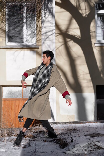 Junger Mann in eleganter Position des Balletts