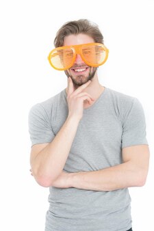 Junger mann in mode große gläser orange farbe isoliert auf weißem hintergrund