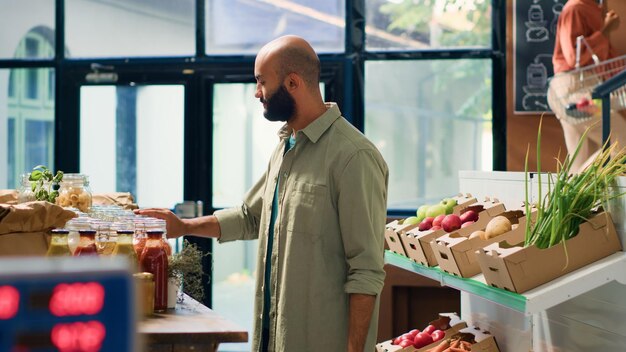 Junger Mann kauft im örtlichen Supermarkt ein