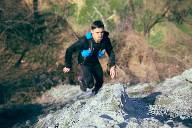 Kostenloses Foto junger mann läuft am wald