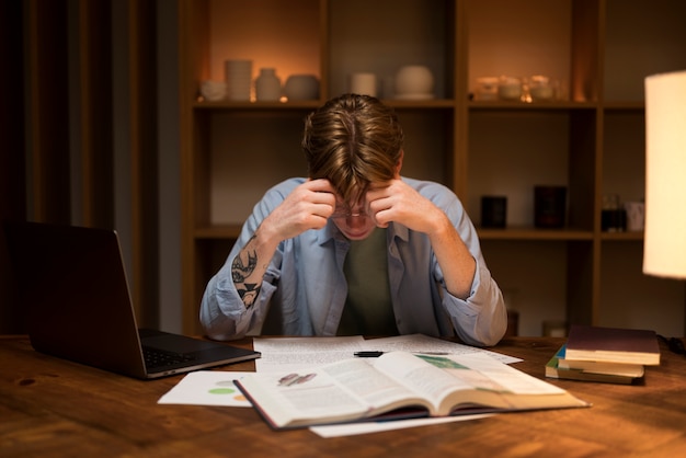 Junger Mann lernt in einem virtuellen Klassenzimmer