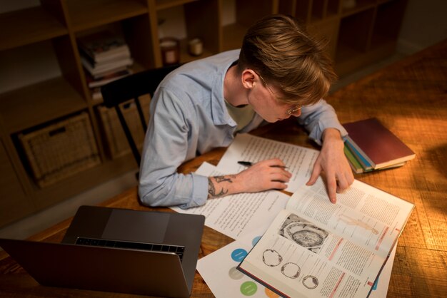 Junger Mann lernt in einem virtuellen Klassenzimmer