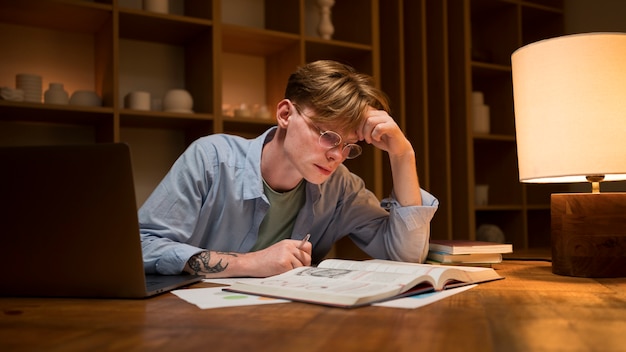 Junger Mann lernt in einem virtuellen Klassenzimmer