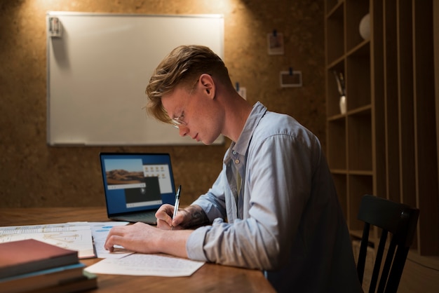 Junger mann lernt in einem virtuellen klassenzimmer