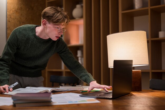 Junger Mann lernt in einem virtuellen Klassenzimmer