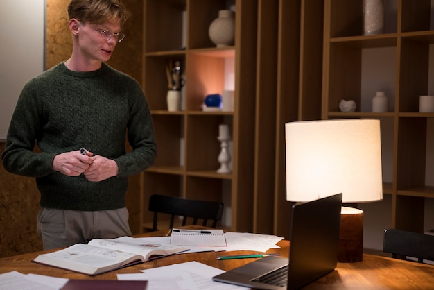 Junger Mann lernt in einem virtuellen Klassenzimmer