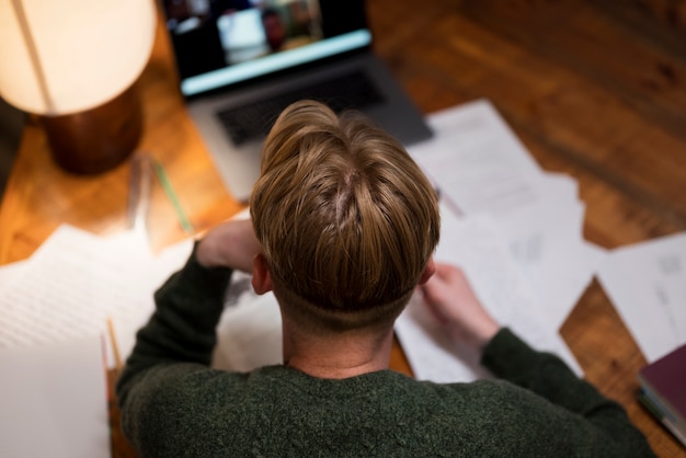 Kostenloses Foto junger mann lernt in einem virtuellen klassenzimmer