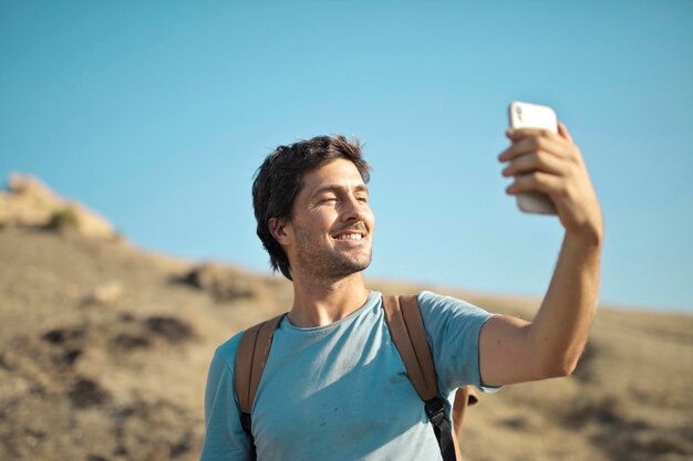 Junger Mann macht ein Selfie