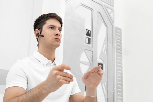 Junger Mann mit Bluetooth-Kopfhörer