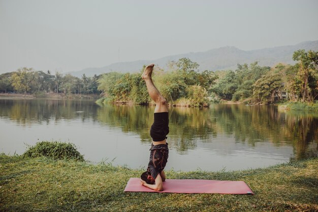 Junger Mann mit cooler Yogahaltung