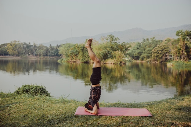 Junger Mann mit cooler Yogahaltung