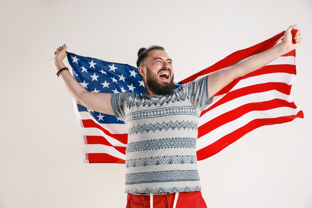 Junger Mann mit der Flagge der Vereinigten Staaten von Amerika