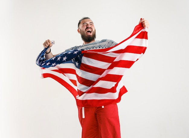 Junger Mann mit der Flagge der Vereinigten Staaten von Amerika