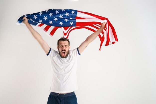 Junger Mann mit der Flagge der Vereinigten Staaten von Amerika