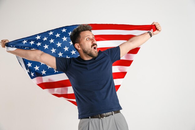 Junger Mann mit der Flagge der Vereinigten Staaten von Amerika