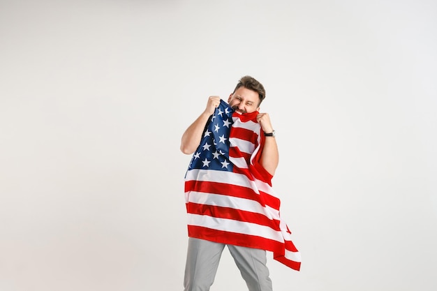 Junger Mann mit der Flagge der Vereinigten Staaten von Amerika