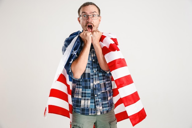 Junger Mann mit der Flagge der Vereinigten Staaten von Amerika