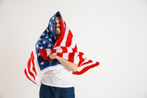 Junger Mann mit der Flagge der Vereinigten Staaten von Amerika