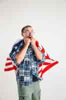 Kostenloses Foto junger mann mit der flagge der vereinigten staaten von amerika