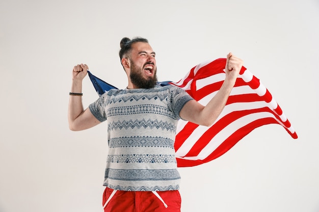 Kostenloses Foto junger mann mit der flagge der vereinigten staaten von amerika