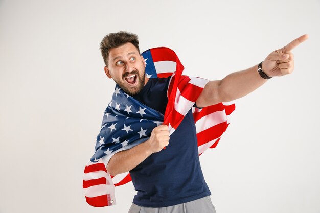 Junger Mann mit der Flagge der Vereinigten Staaten von Amerika