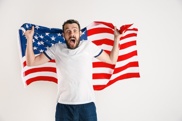 Junger Mann mit der Flagge der Vereinigten Staaten von Amerika