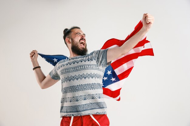 Junger Mann mit der Flagge der Vereinigten Staaten von Amerika