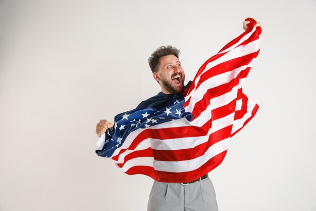 Junger Mann mit der Flagge der Vereinigten Staaten von Amerika