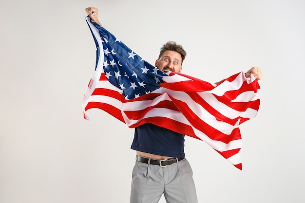 Junger Mann mit der Flagge der Vereinigten Staaten von Amerika