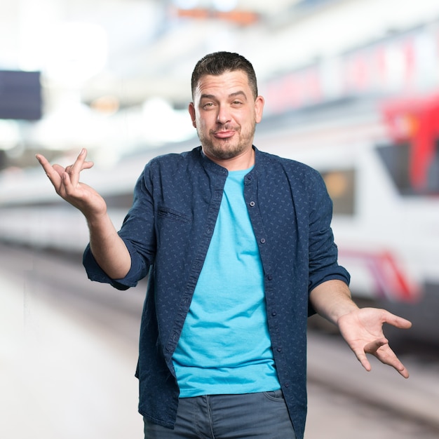 Junger Mann mit einem blauen Outfit tragen. Suchen Sie lustig.