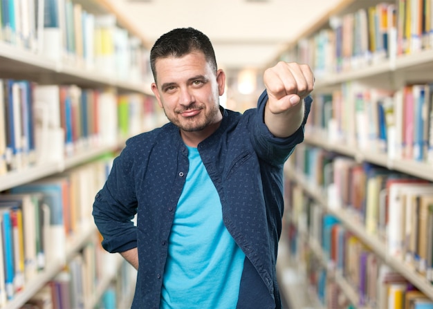 Junger Mann mit einem blauen Outfit tragen. Suchen Sie zuversichtlich. Es werden seine