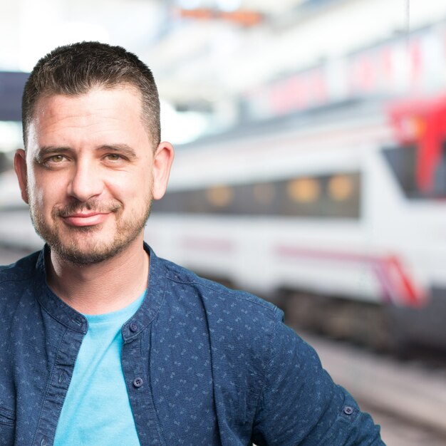 Junger Mann mit einem blauen Outfit tragen. Suchen Sie zuversichtlich.