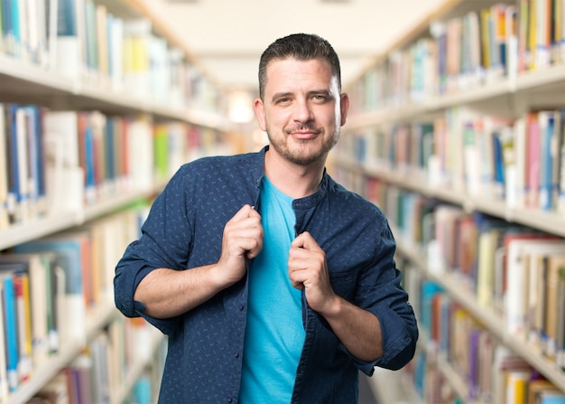 Kostenloses Foto junger mann mit einem blauen outfit tragen. suchen sie zuversichtlich.