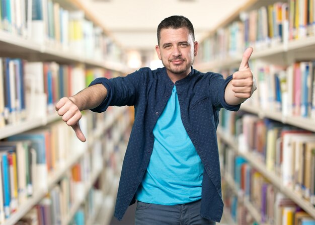 Junger Mann mit einem blauen Outfit tragen. Suchen Sie zuversichtlich.