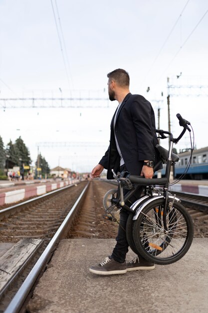 Junger Mann mit einem Klapprad in der Stadt