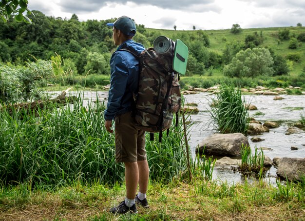 junger Mann mit einem Wanderrucksack