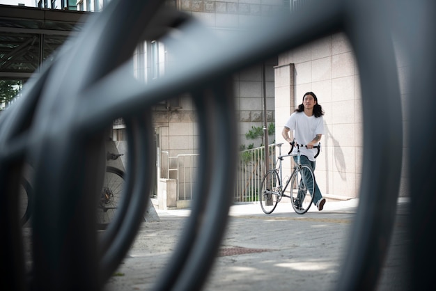 Junger Mann mit Fahrrad im Freien