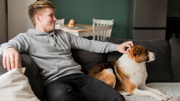 Junger Mann mit Hund