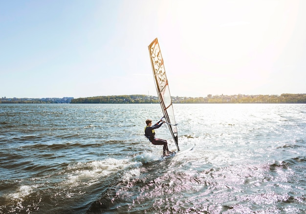 Kostenloses Foto junger mann mit kitesurfbrett