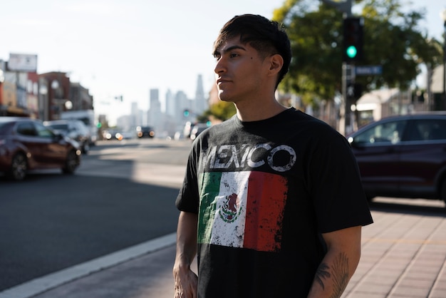 Kostenloses Foto junger mann mit schwarzem t-shirt mit mexikanischer flagge