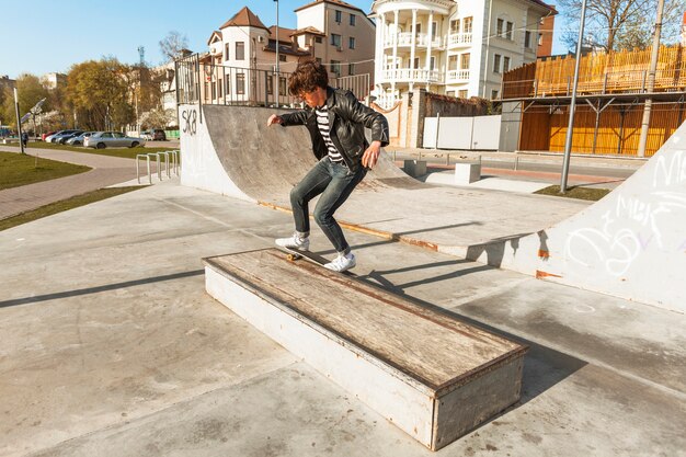 Junger Mann mit seinem Skateboardfahren am Rochenpark