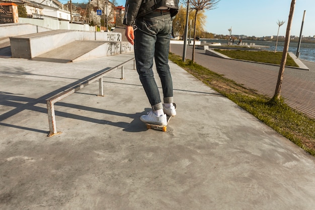Junger Mann mit seinem Skateboardfahren am Rochenpark