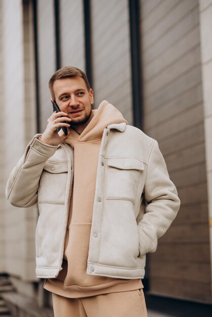 Junger Mann mit Telefon auf der Straße