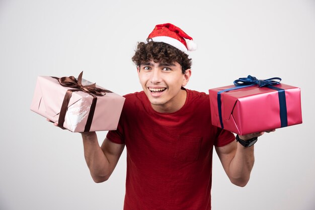 Junger Mann posiert mit Geschenkboxen