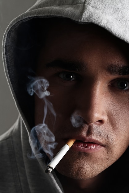 Junger mann raucht