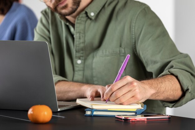 Junger Mann schreibt während der Lernsitzung