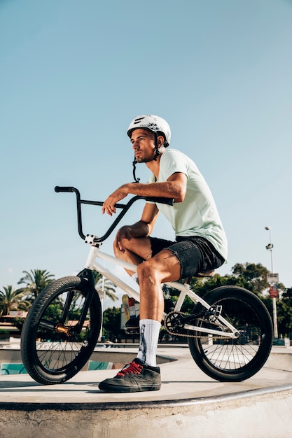 Junger Mann stehender bmx Fahrrad-Totale