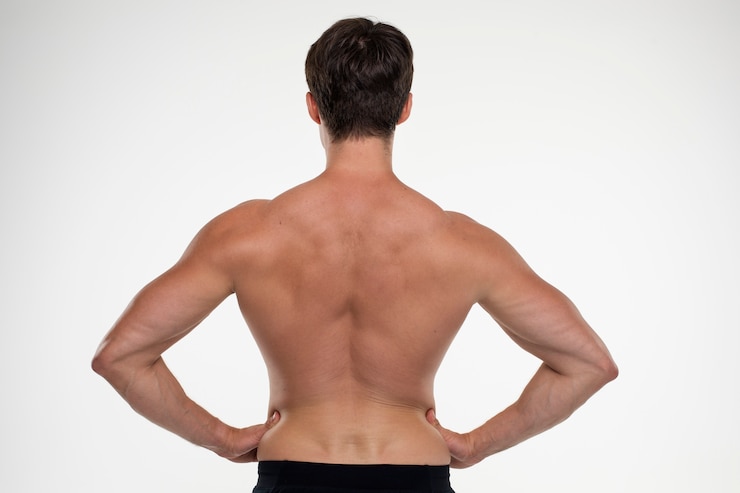 Kostenlose Foto junger mann trainiert für bodybuilding